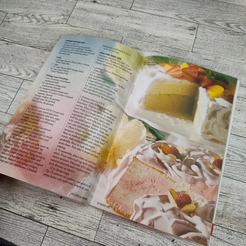 Duncan Hines Recipes and More Cookbook Booklet 1992 Baking Desserts Sweets‎